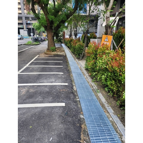 社區大樓周圍安裝水溝格柵