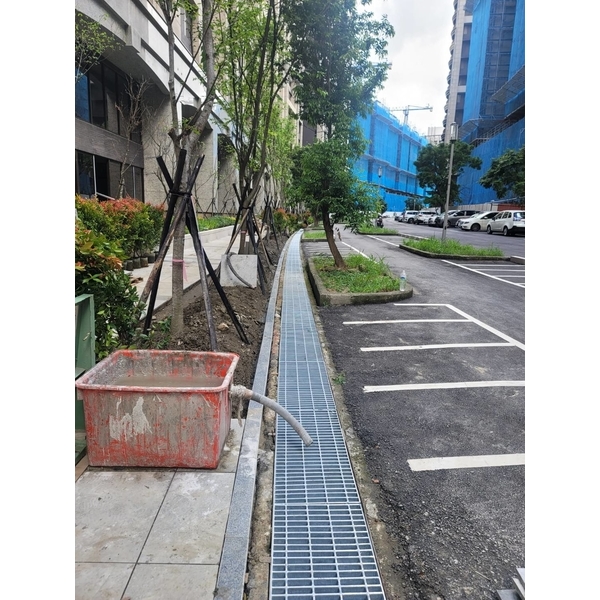 社區大樓周圍安裝水溝格柵
