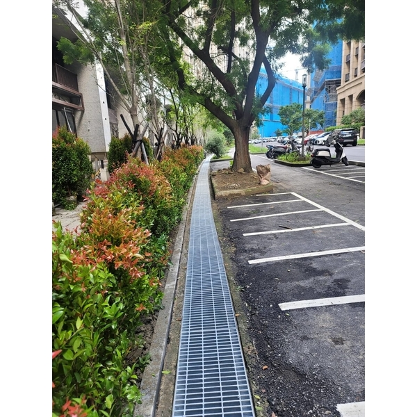 社區大樓周圍安裝水溝格柵