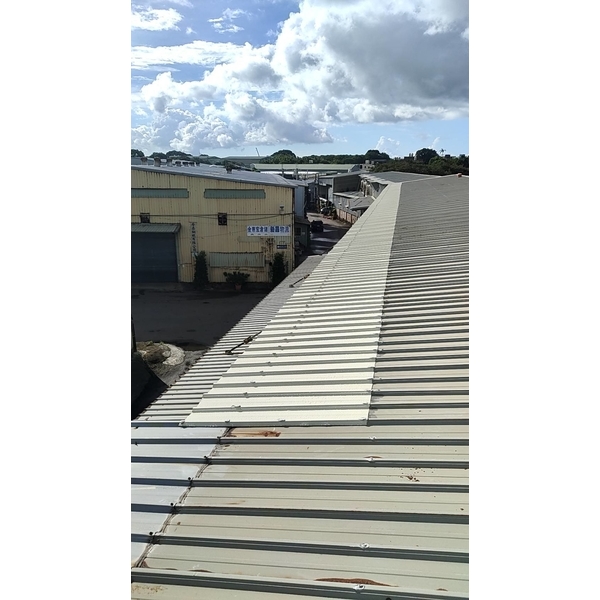 鐵皮屋頂板尾鏽蝕延板360米。420片