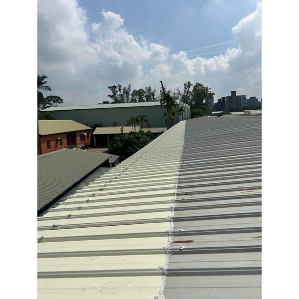 鐵皮屋頂板尾鏽蝕延板360米。420片