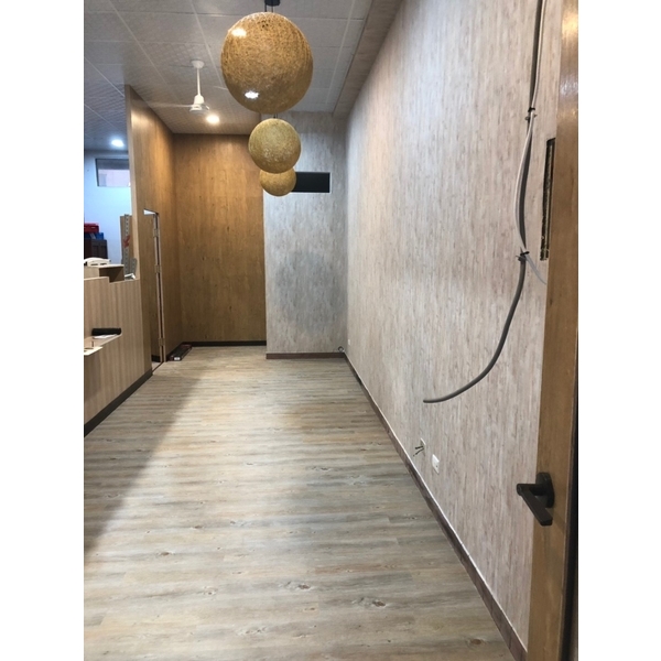 鍋燒麵店-壁紙塑膠地磚施作