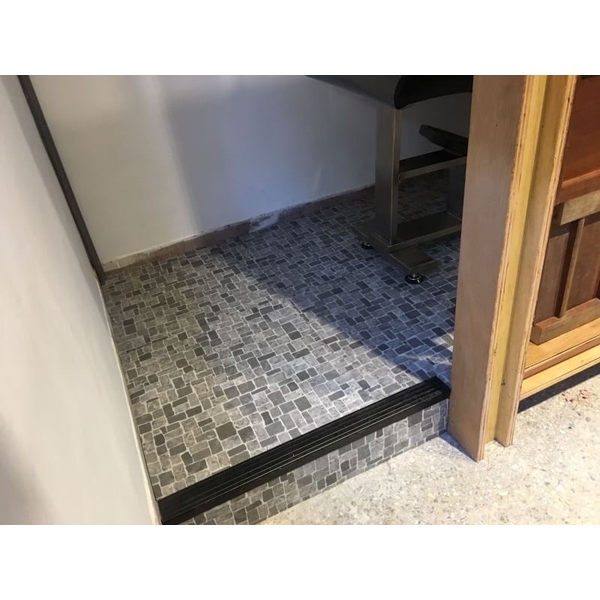2019髮廊-復古馬賽克塑膠地磚製作