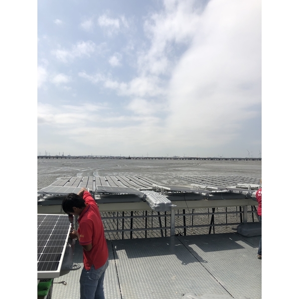 水上太陽能板組裝
