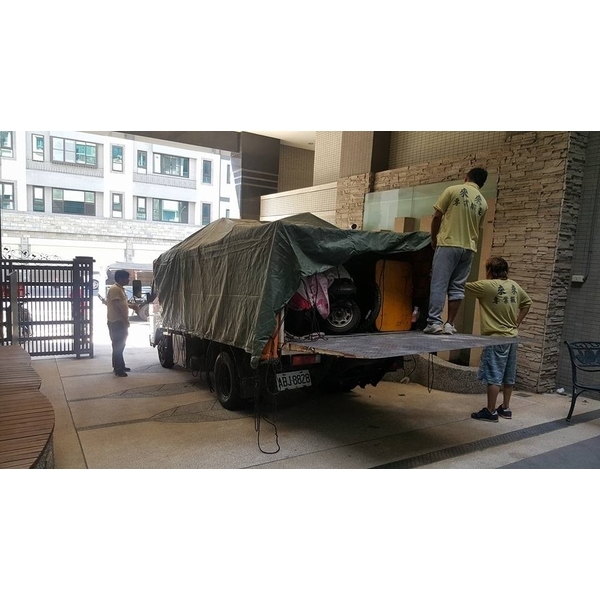 貨車具備專業欄杆、升降尾門、遮雨棚 貨車具備專業欄杆、升降尾門、遮雨棚