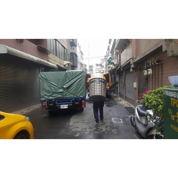 貨車具備專業欄杆、升降尾門、遮雨棚 貨車具備專業欄杆、升降尾門、遮雨棚