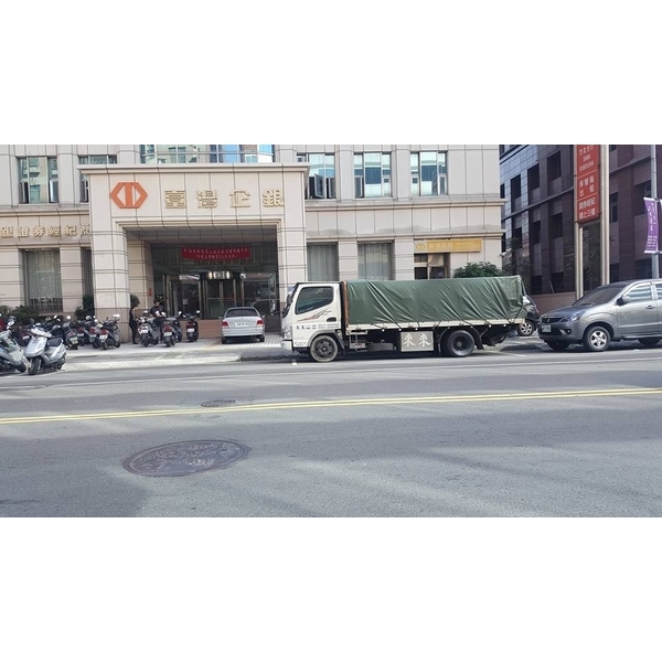 貨車具備專業欄杆、升降尾門、遮雨棚 貨車具備專業欄杆、升降尾門、遮雨棚