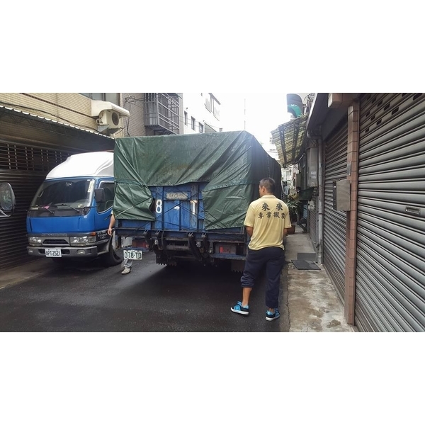 貨車具備專業欄杆、升降尾門、遮雨棚-來來專業搬家公司