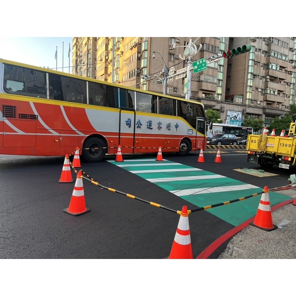 人行道－冷塑型彩色止滑道路塗料-新晟化工原料企業有限公司