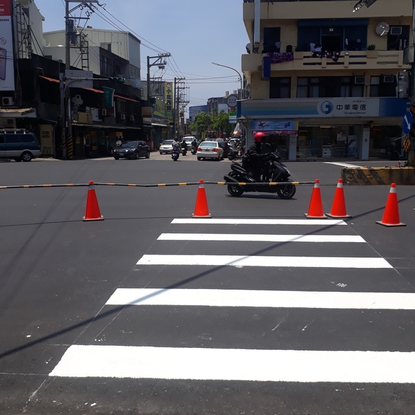 斑馬線－冷塑型彩色止滑道路塗料-新晟化工原料企業有限公司