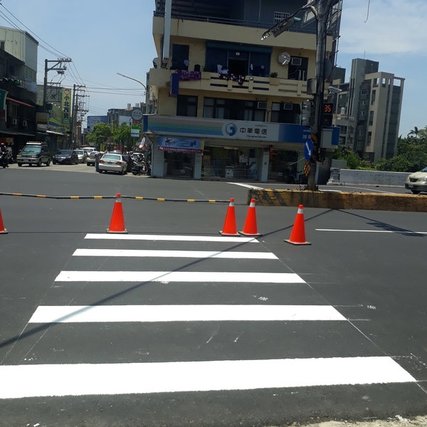 斑馬線－冷塑型彩色止滑道路塗料-新晟化工原料企業有限公司