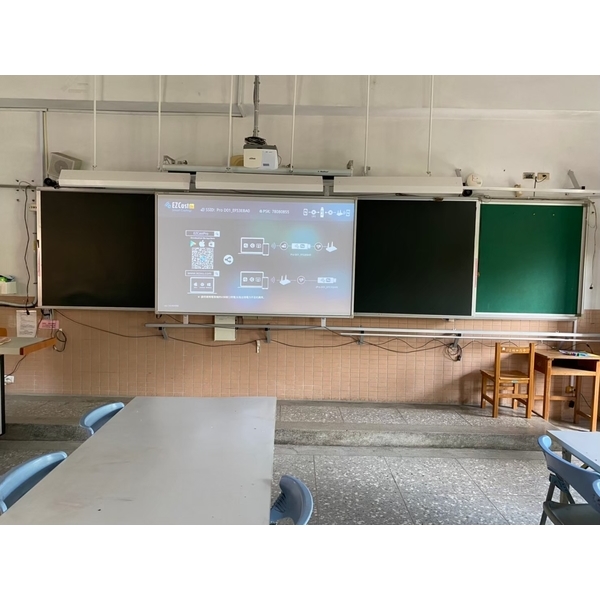 XX高中電子白板安裝服務，為滑軌式安裝-利多金科技有限公司