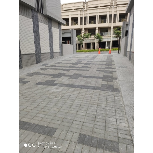 地面鋪設-平板磚(透水磚)-創懋企業有限公司