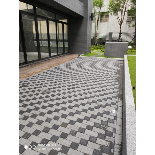 地面鋪設-平板磚(透水磚)-創懋企業有限公司