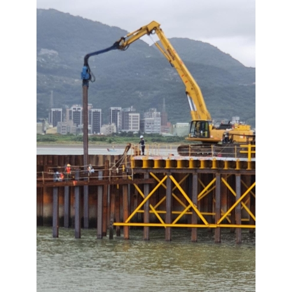 淡江大橋-鋼板樁圍堰、安全支撐、施工構台、施工便橋 淡江大橋-鋼板樁圍堰、安全支撐、施工構台、施工便橋