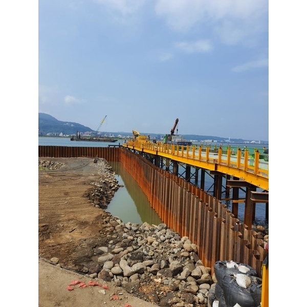 淡江大橋-鋼板樁圍堰、安全支撐、施工構台、施工便橋 淡江大橋-鋼板樁圍堰、安全支撐、施工構台、施工便橋