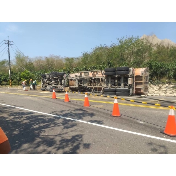 工程車車禍翻覆處理-三太子工程行