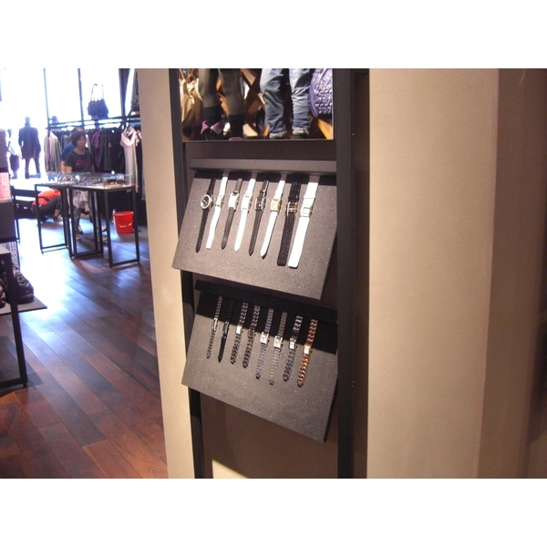 P012 面式商品展示架；展示架-棨專工業有限公司