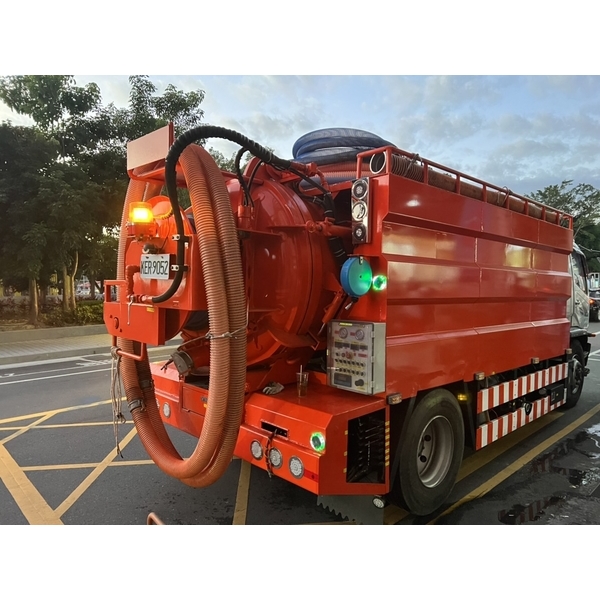 沖洗清溝車