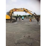 怪手開挖鑿洞