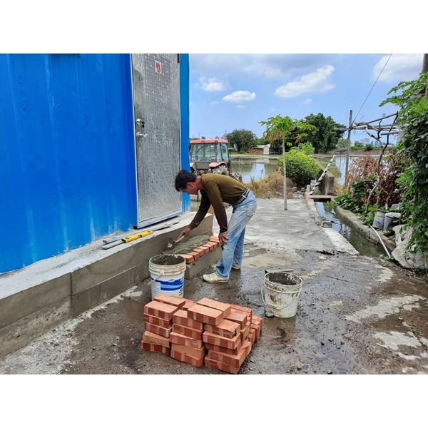 新建貨櫃屋廁所砌磚階梯及粉光施工