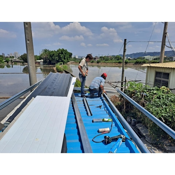 新建貨櫃屋廁所砌磚階梯及粉光施工-張驊室內裝修工程有限公司