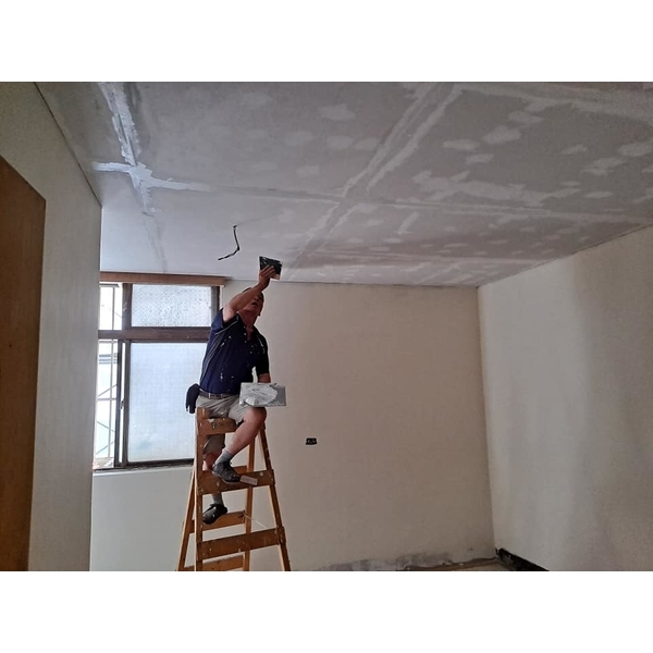 卧室披土及油漆粉刷 卧室披土及油漆粉刷