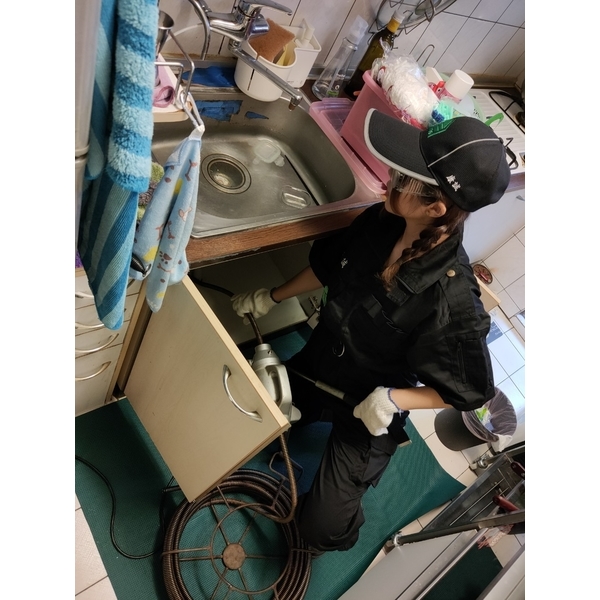 大樓廚房水槽水管堵塞