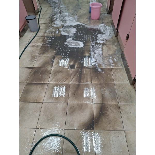 廁所地板清洗
