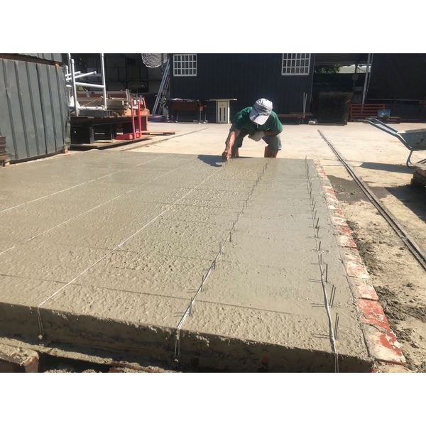 廠內製作水泥柱-承蓁工程行