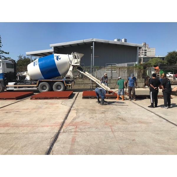 廠內製作水泥柱-承蓁工程行