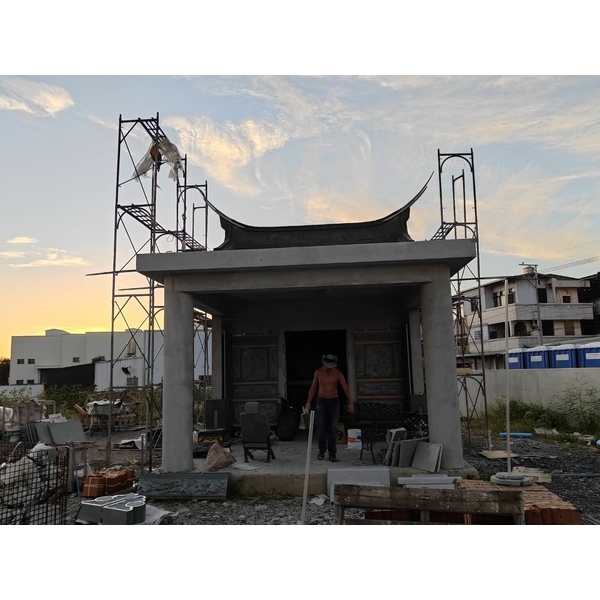 宗教建築石雕-專業閩式屋脊蓋瓦𠄘包-立鼎石雕