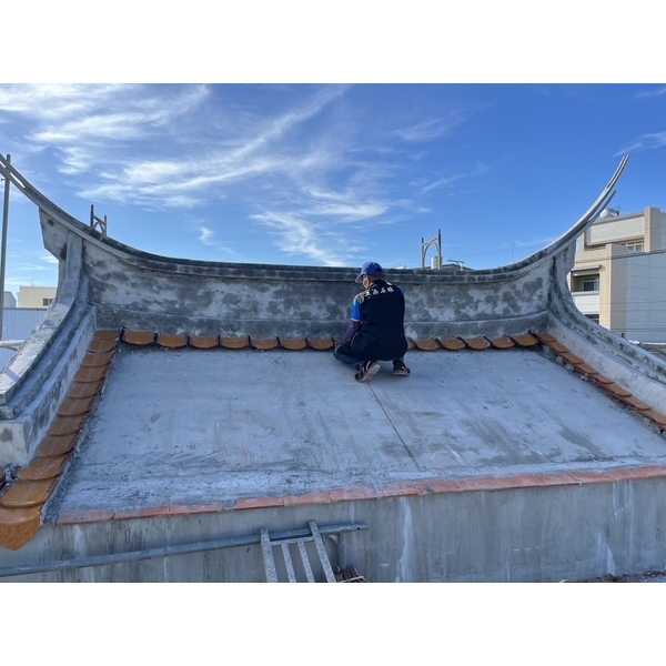 宗教建築石雕-專業閩式屋脊蓋瓦𠄘包-立鼎石雕