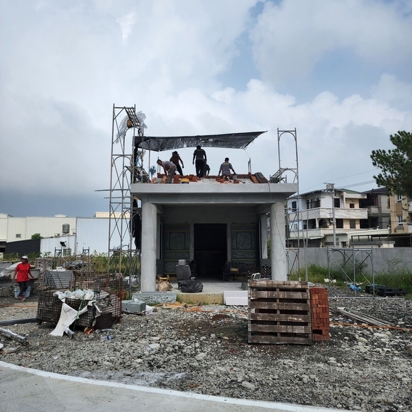 宗教建築石雕-專業閩式屋脊蓋瓦𠄘包-立鼎石雕