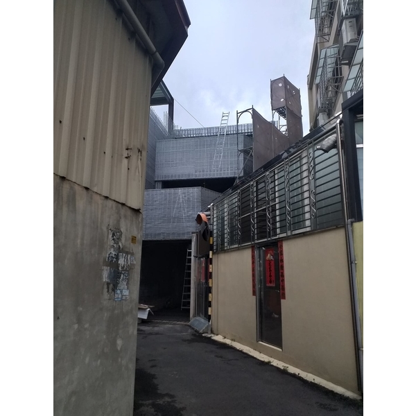 增建鋼網牆準備灌水泥中-創新鋼網牆工程行