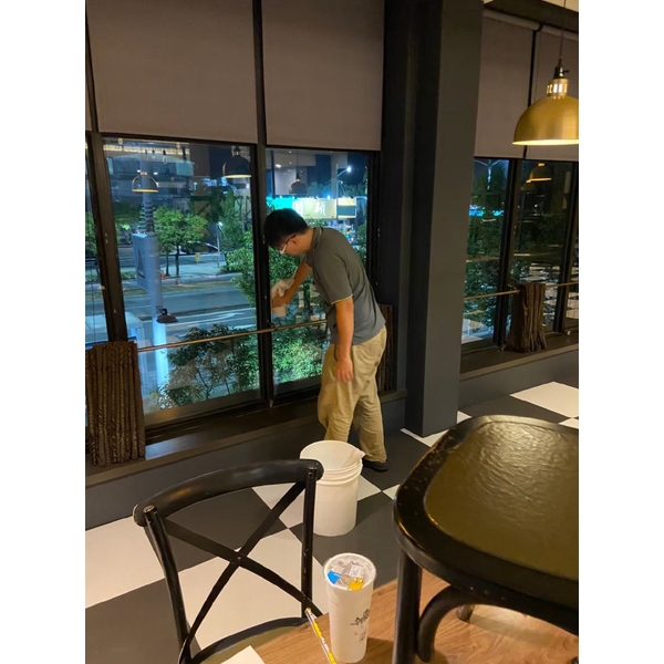 餐廳客用區玻璃洗刮擦-澄明環境清潔股份有限公司