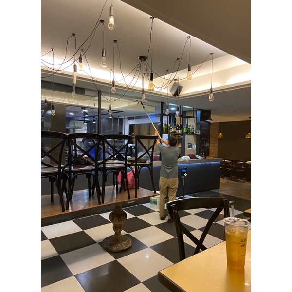 開放廚餐廳玻璃洗刮擦-澄明環境清潔股份有限公司