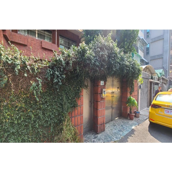 住宅圍牆雜草處理前(後)