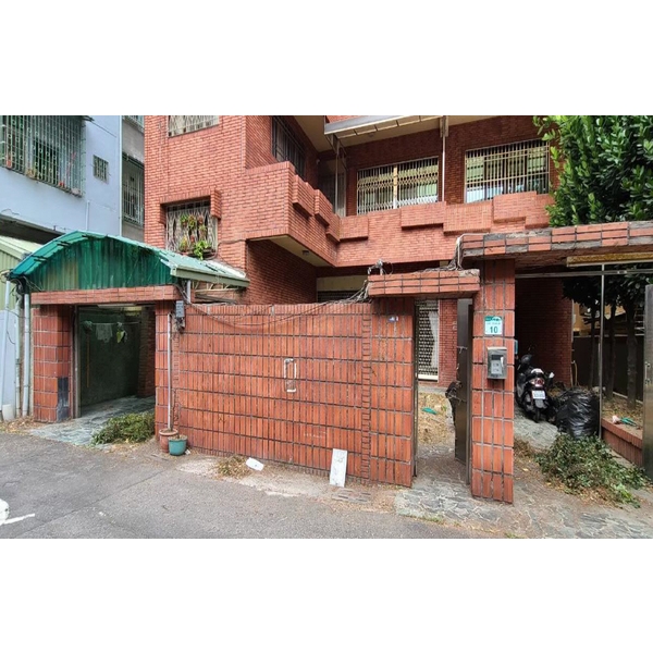 住宅圍牆雜草處理前(後)