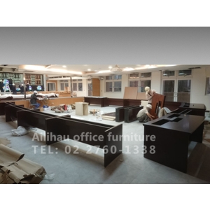 豪華會議桌(7至12張圖)-北市xxx單位豪華會議廳，系統會議桌施工組合過程之會議桌施工照及會議桌完工實例照-艾利豪辦公家具有限公司