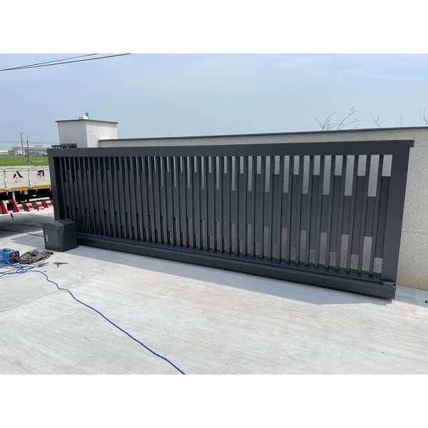 單軌大門烤漆-鐵灰色QC8058-虔程金屬科技股份有限公司