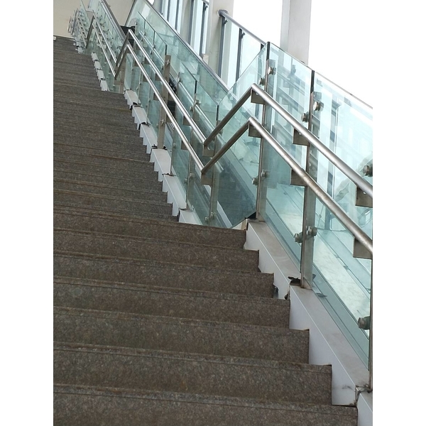 不銹鋼玻璃扶手-鼎瀚金屬建材有限公司