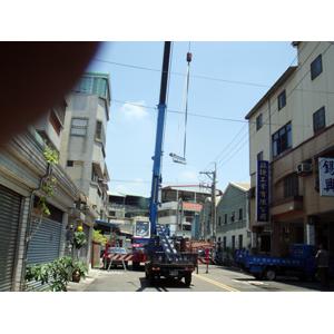 鐵皮屋鋼骨工程吊車施工中-和隆企業社
