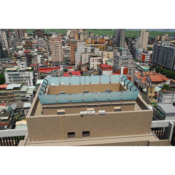 屋頂玻璃造型欄杆