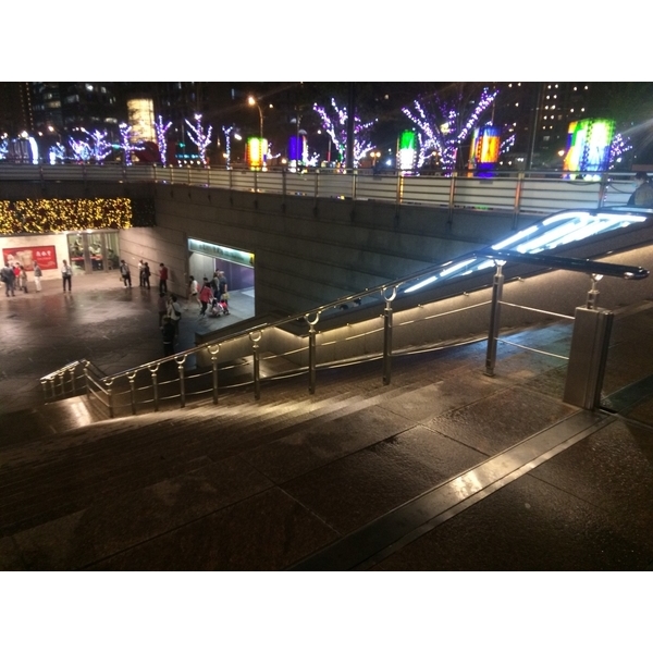 台北101樓梯LED扶手 台北101樓梯LED扶手