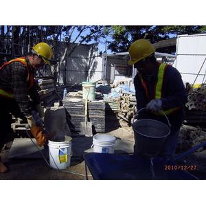 李建牌早強無收縮水泥 備料 02 與水混合充分攪拌-永協企業社