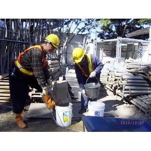 李建牌早強無收縮水泥 備料 02 與水混合充分攪拌-永協企業社