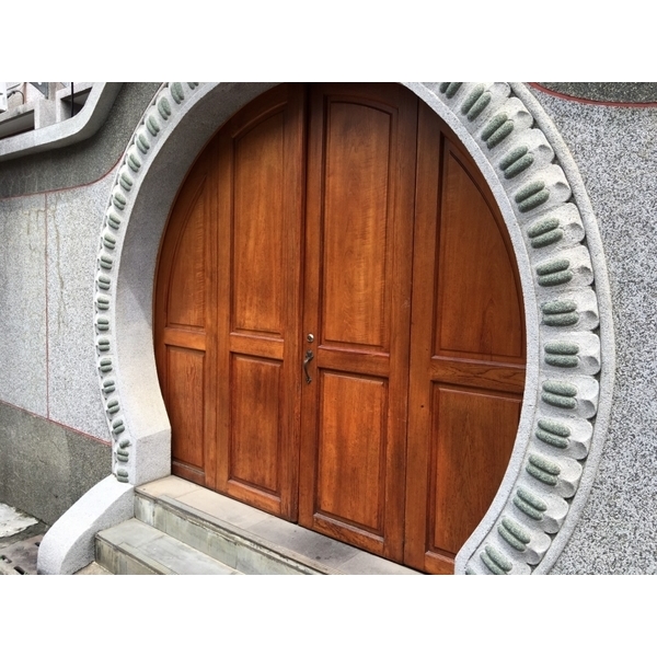 古色古香的拱門施做平光護木漆 古色古香的拱門施做平光護木漆