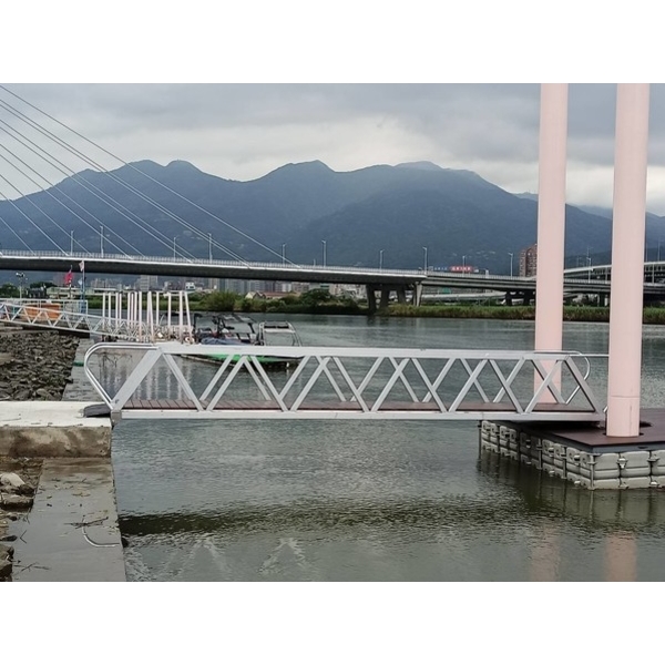 引橋-通河西街碼頭新設船泊工程及社子島迎星碼頭新設船泊工程-典雅雕塑工程有限公司