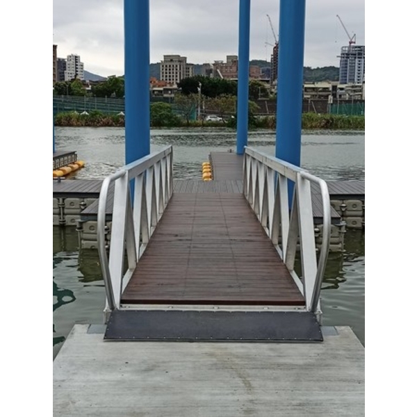 引橋-通河西街碼頭新設船泊工程及社子島迎星碼頭新設船泊工程-典雅雕塑工程有限公司
